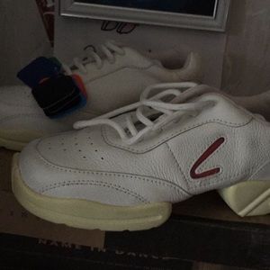 NWT Leo’s NRG Sneakers, big kids size 4